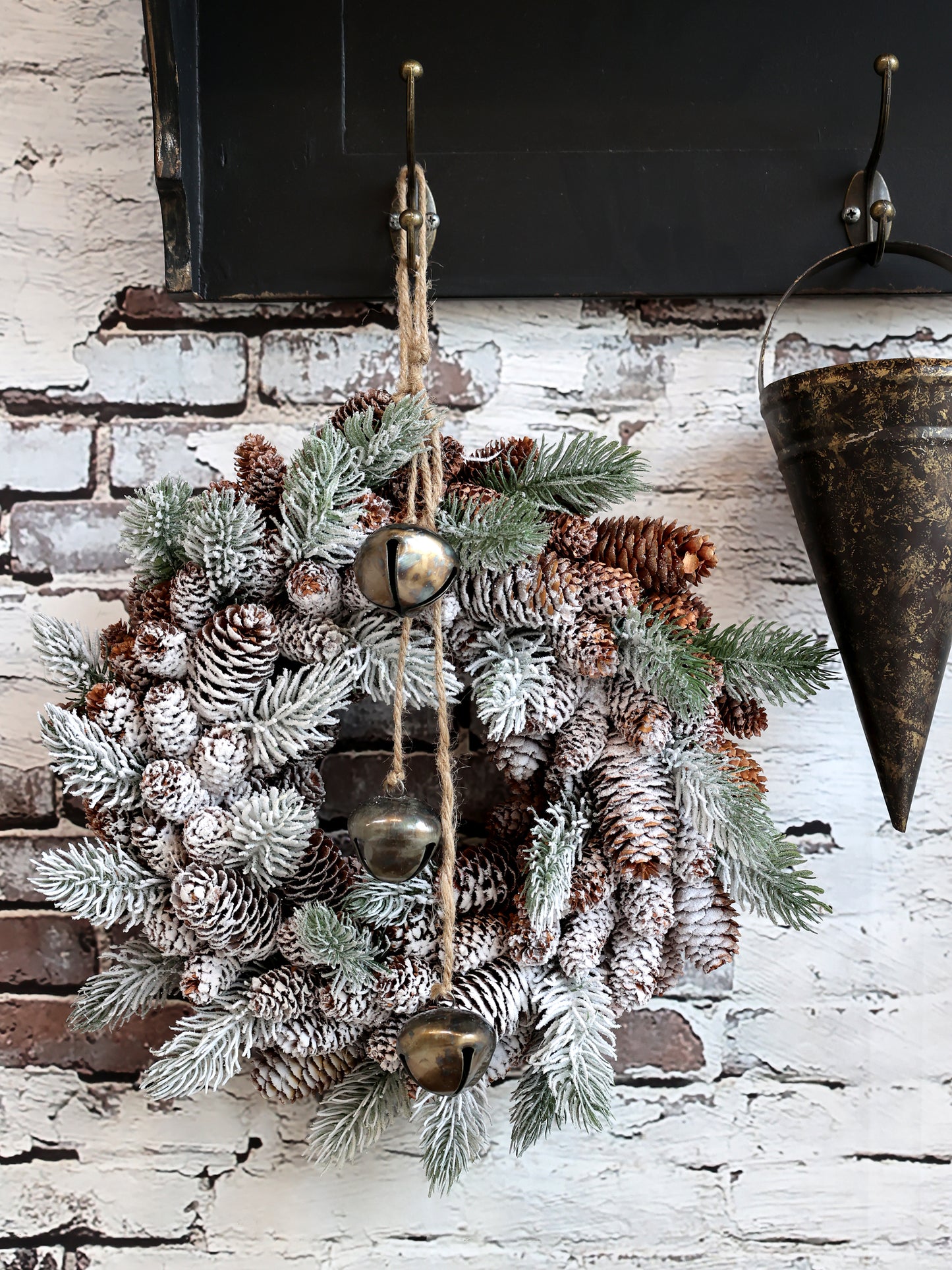 Chic Antique - Christmas Pine Cone Wreath