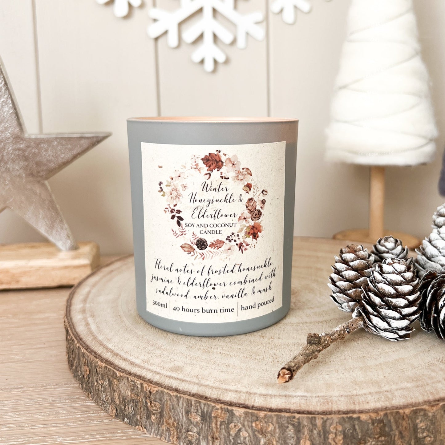 Soy and Coconut Wax Scented Candle, Winter Wreath Design - 300ml - 5 Scents, 4 Jar Colours