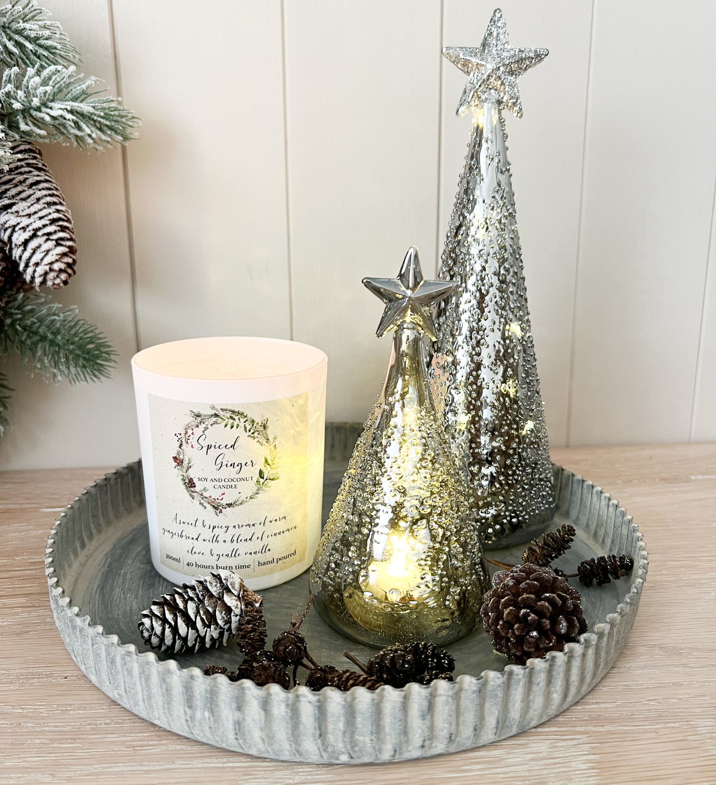 Soy and Coconut Wax Scented Candle, Christmas Wreath Design - 300ml - 5 Scents, 4 Jar Colours