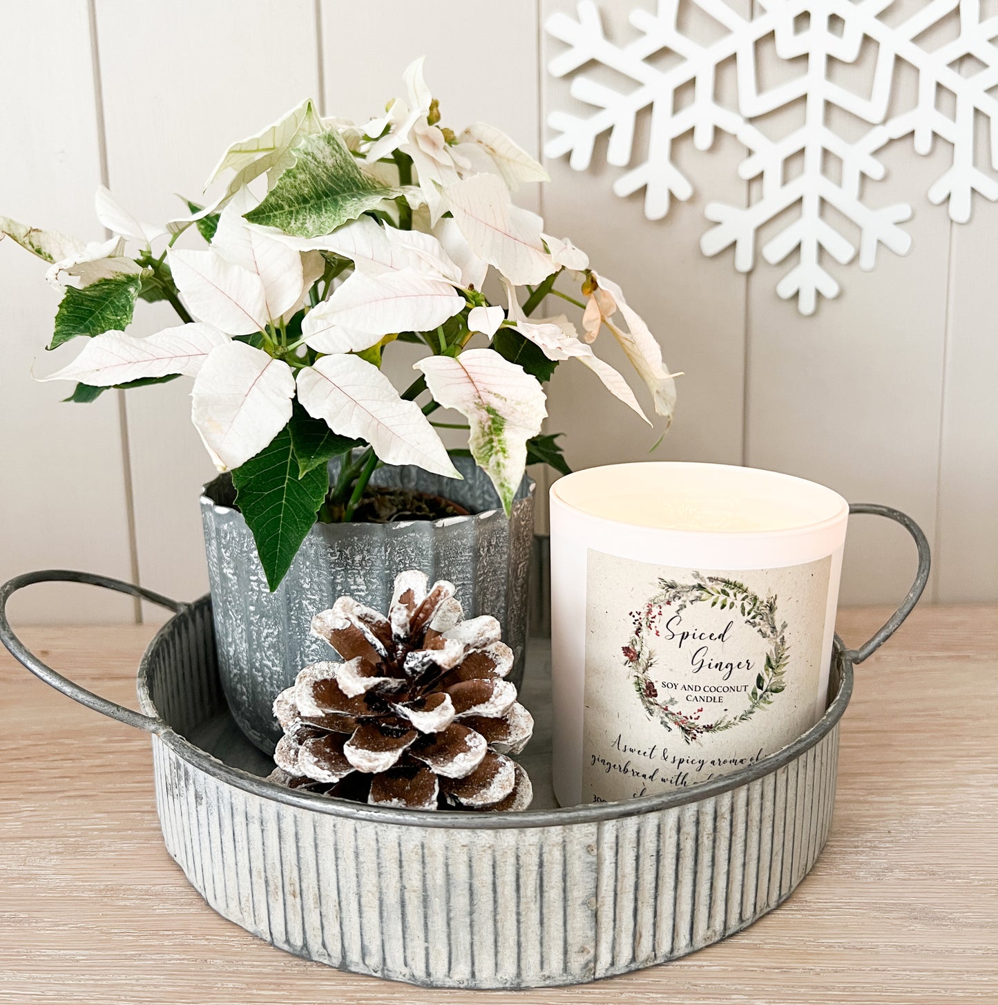 Soy and Coconut Wax Scented Candle, Christmas Wreath Design - 300ml - 5 Scents, 4 Jar Colours